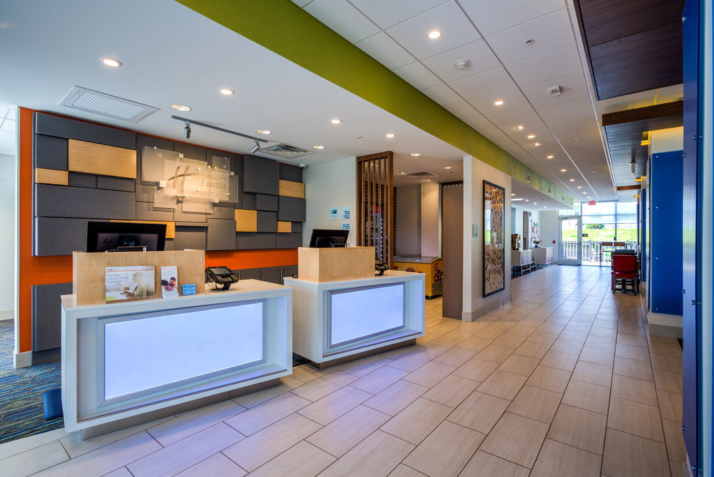Holiday Inn Express & Suite Milroy - Reedsville Bagian luar foto