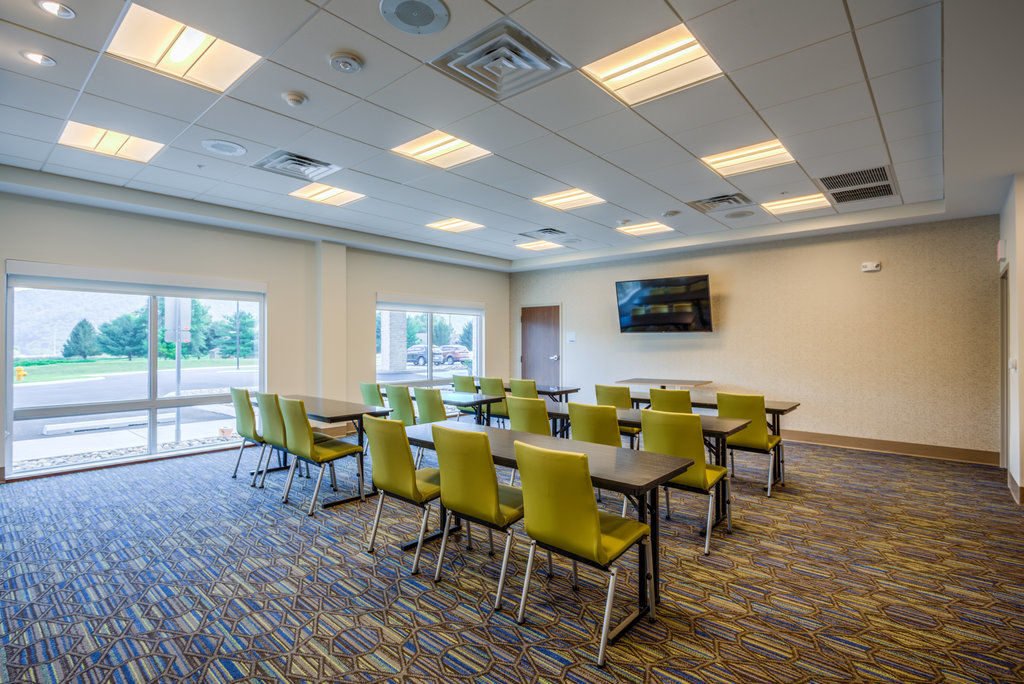 Holiday Inn Express & Suite Milroy - Reedsville Bagian luar foto